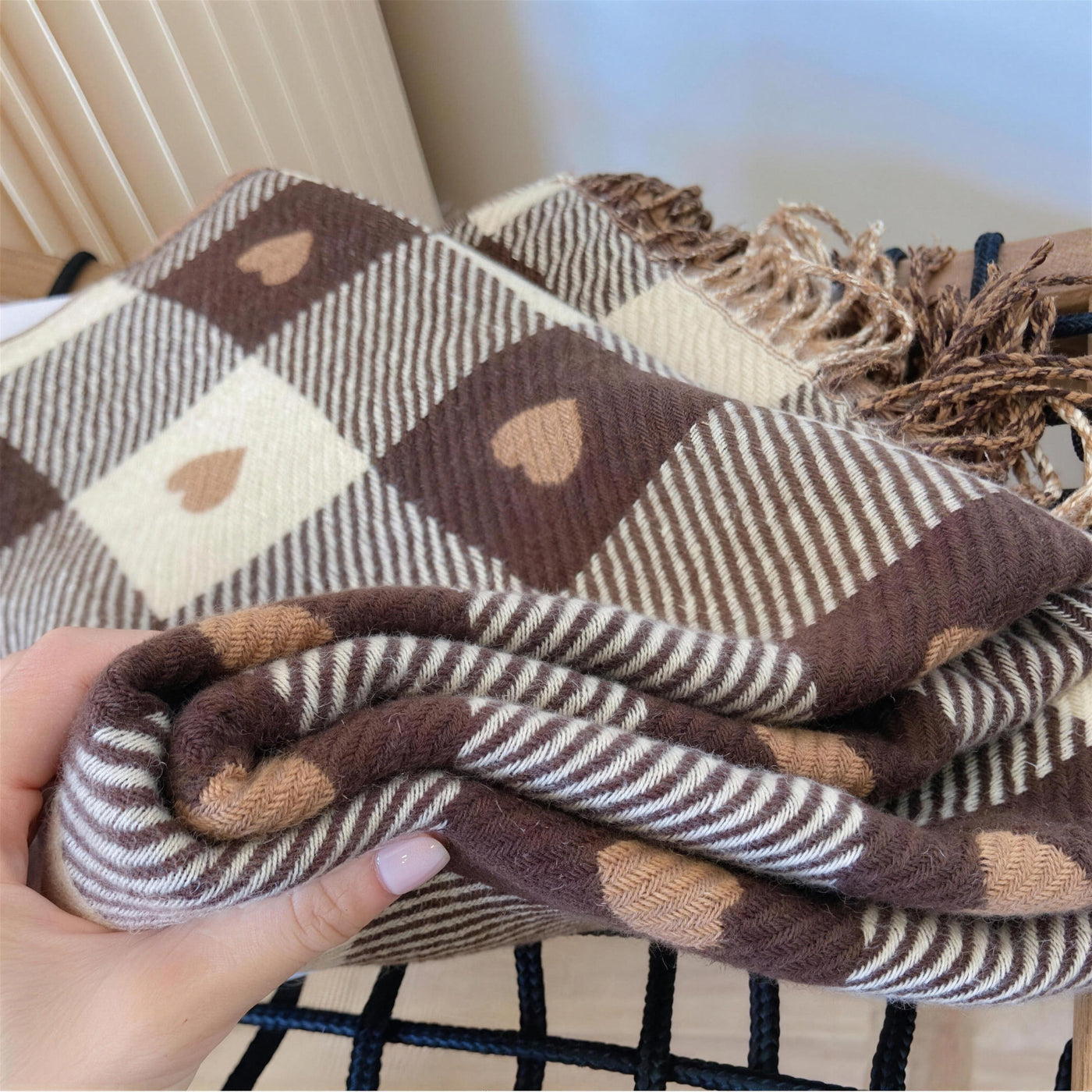 Gestrick und Herzmotiv des Carézza Schals in Braun-Creme im Detail