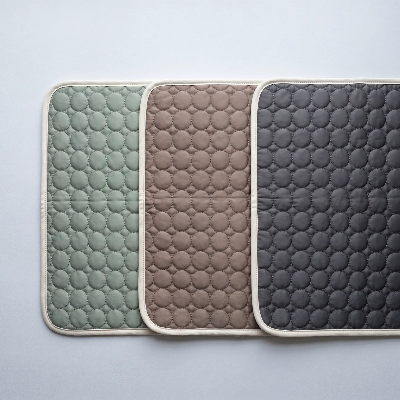 SOVA Kühlmatte in den drei Farben Salbei, Taupe und Graphit nebeneinander